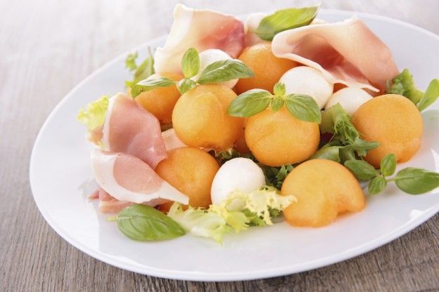 Salada de melão, mussarela e presunto branco