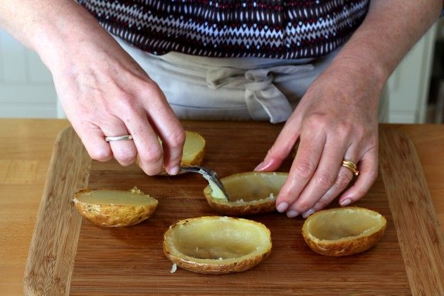 Retire o miolo das batatas