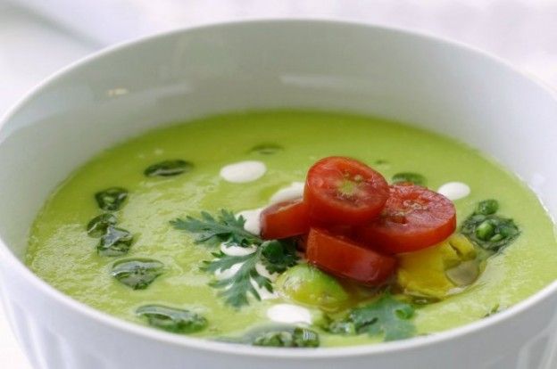 Sopa cremosa fria de abacate e pepino