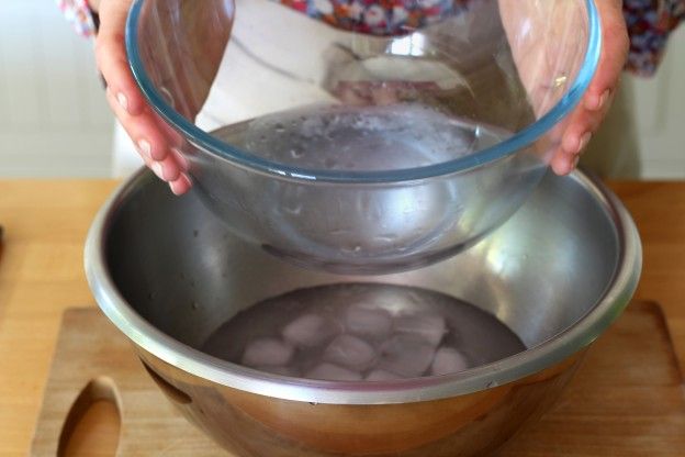 Prepare um banho-maria gelado