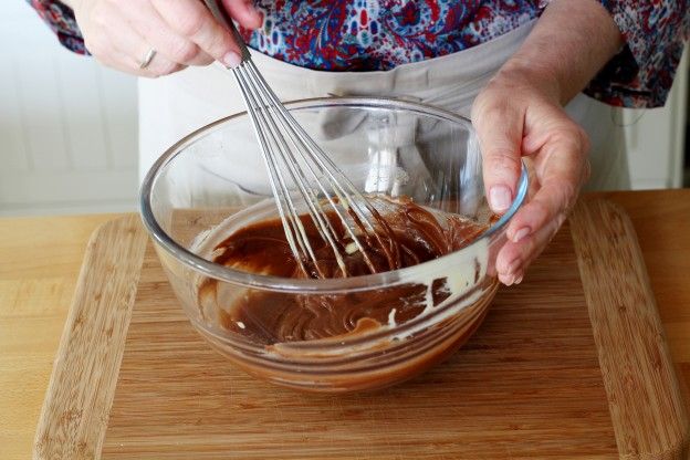 Misturar a massa e a Nutella