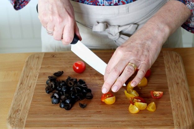 Cortar os tomates cerejas