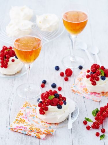 Mini Pavlovas com frutas vermelhas