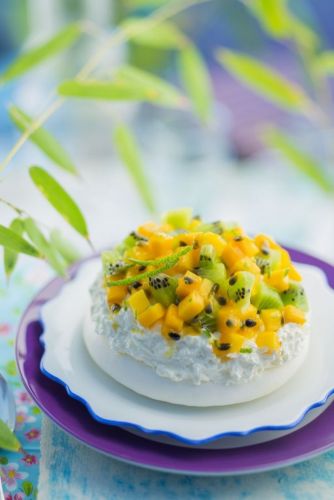 Pavlova com manga, kiwi e maracujá