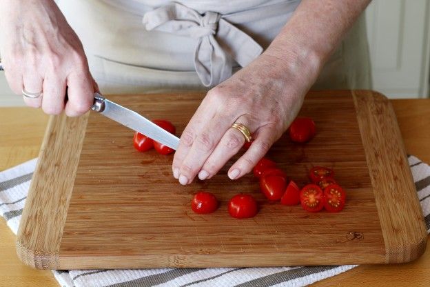 Cortar os tomates cerejas