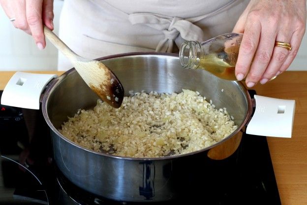 Colocar o arroz e depois o vinho branco