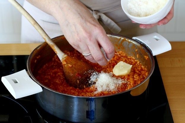 Colocar a manteiga e o parmesão