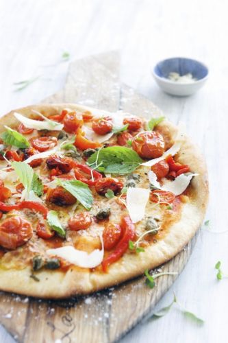 Pizza com  tomates e azeitonas