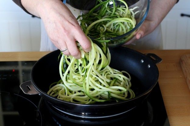 Cozinhe os espaguetes de abobrinhas