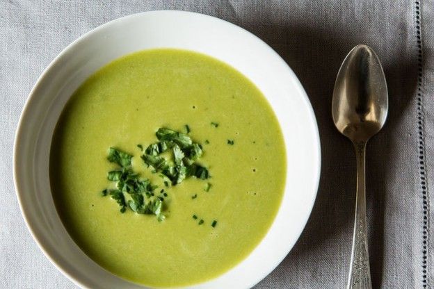 Sopa cremosa com coco e citronela