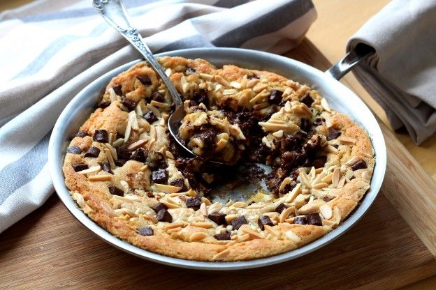 Está pronto o seu cookie gigante de frigideira