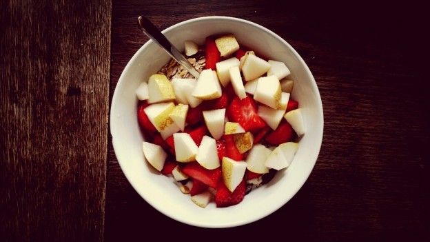 A salada de frutas com granola