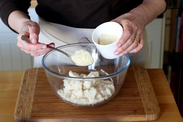 Colocar o queijo e a farinha de amêndoas