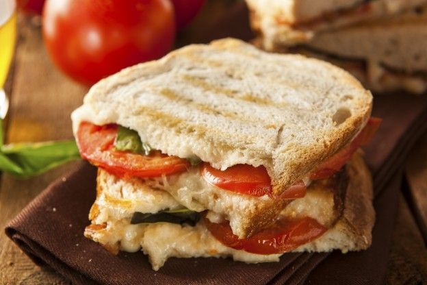 Panini com tomates e reblochon