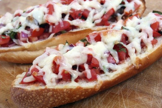 Bruschettas com tomates e mussarela de búfala