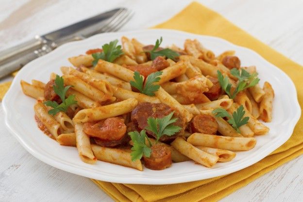 Penne com salsichas e chorizo