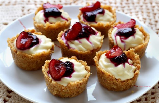 Mini cheesecakes de cereja sem assar