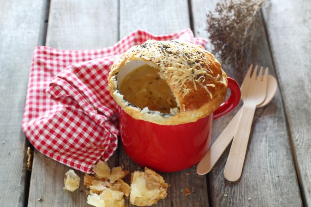 Receita: Sopa de cebola com crosta de massa folhada