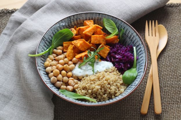 Buddha bowl com grão de bico e quinoa