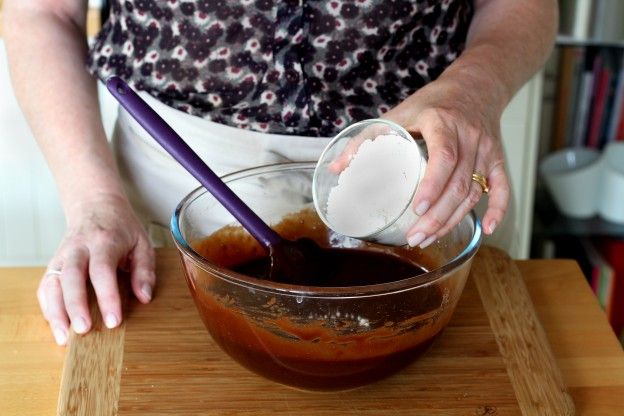 Colocar a farinha e o fermento