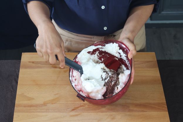 Colocar claras em neve no chocolate quente