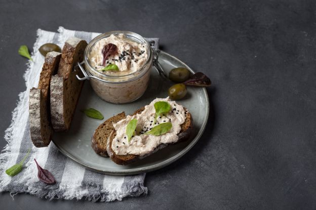 Torradas com mousse de atum e pimentões