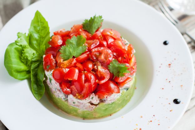 Tartare de atum com abacate e tomate cereja