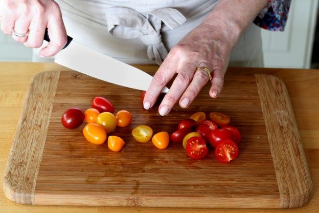 Cortar os tomates cerejas