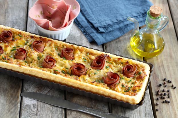 Quiche de alho poró com flores de mortadela