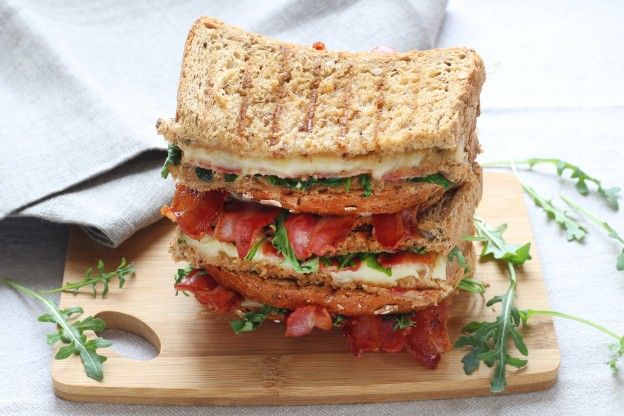 Misto quente com bacon, queijo e rúcula