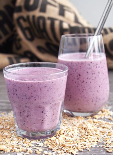 Smoothie de café da manhã com frutas vermelhas