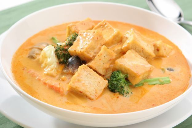 Tofu ao curry com leite de coco