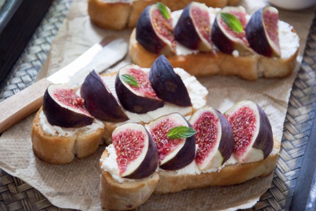 Bruschetta de queijo de cabra e figos