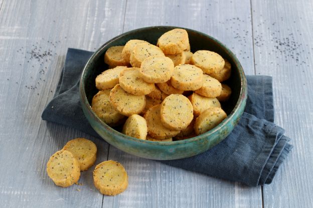 Biscoitinhos salgados de mostarda de queijo