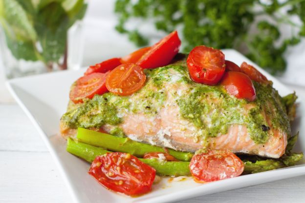 Salmão assado com pesto, aspargos e tomate cereja