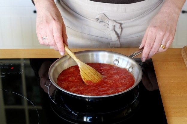 Preparar um molho de tomates como na Itália