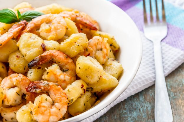 Gnocchi com camarões e pinoli