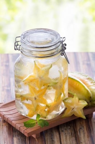 Detox water com carambolas