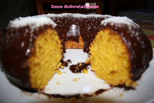 Bolo de cenoura e coco com cobertura de chocolate