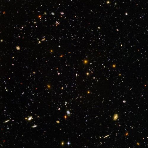 21 – Porém, é possível ir mais além. Nesta imagem, capturada pelo telescópio Hubble, há milhares e milhares de galáxias, cada uma contendo seus próprios planetas e milhões de estrelas