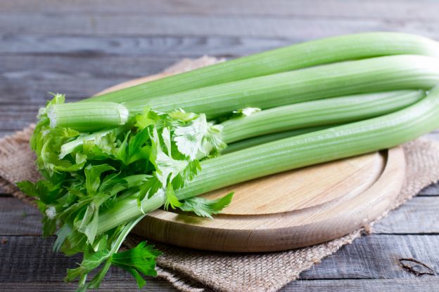 Como o aipo (salsão) na sua salada