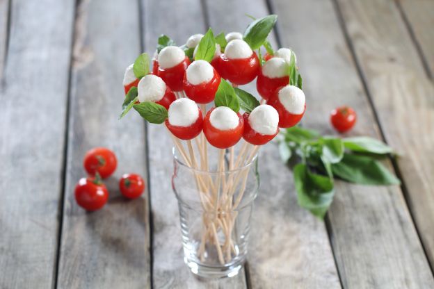 Espetenhos de tomate e muzarela de búfala