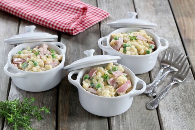 Macarrão com presunto e ervilhas ao molho béchamel