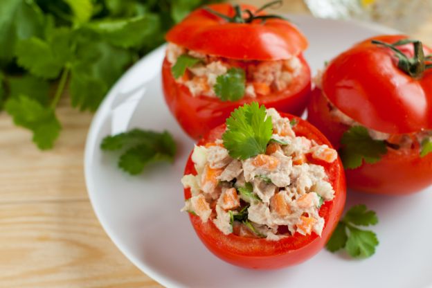 Tomates recheados com salada