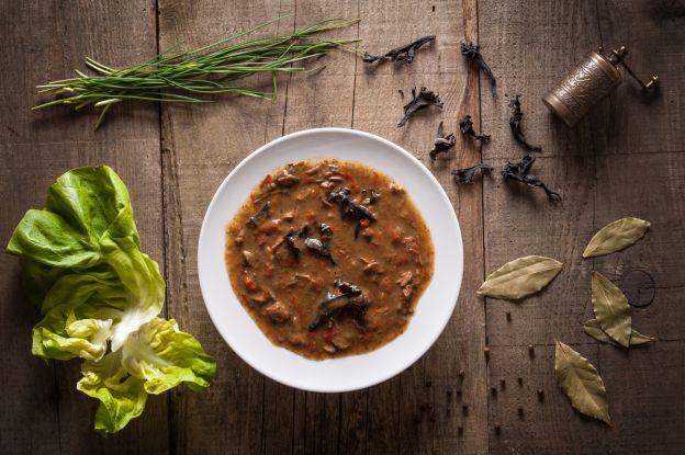 Goulash com trombetas de outono