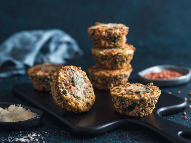 Muffins de espinafre com ovo e trigo sarraceno