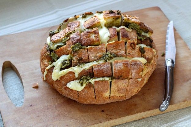 Pão depenado com pesto e queijo