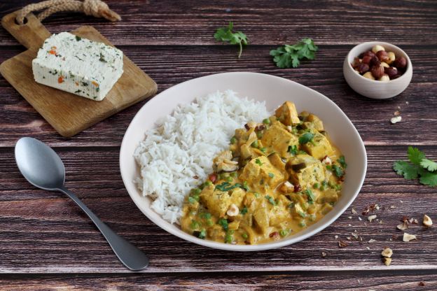 Delicioso curry com avelãs e tofu