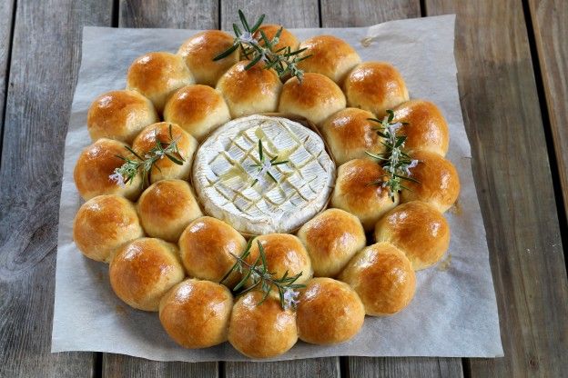 Coroa de brioche com camembert