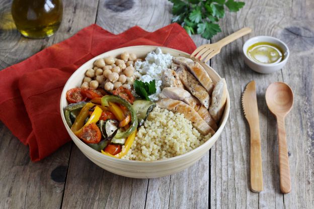 Salada completa de cuscuz, grão de bico e frango